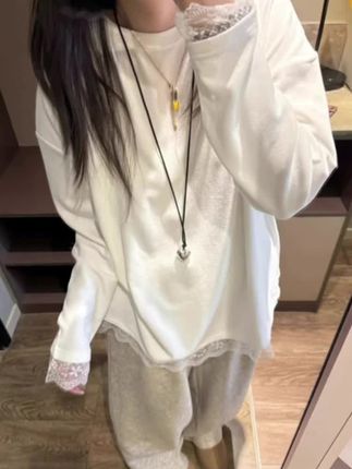 姐妹们,这件甜美蕾丝拼接长袖真的好绝,软糯舒适,面料不会起球,袖子是这种拼接的,很有设计感,领口也是这种包边的不挑人穿,版型宽松可以闭眼入,真的好甜好喜欢~#蕾丝打底衫 #打底衫 #中长款打底衫 #打底T恤 #蕾丝拼接打底衫