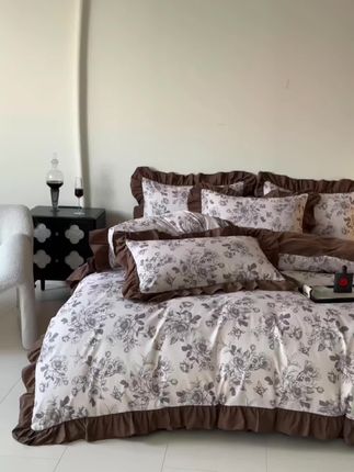 今天的阳光超级好,带你们来参观一下我的卧室吧。新入手的这个秋冬四件套真的好喜欢呀!它是用水洗棉的材质,柔软又舒适,有点法式风的感觉,真的好好看呀!