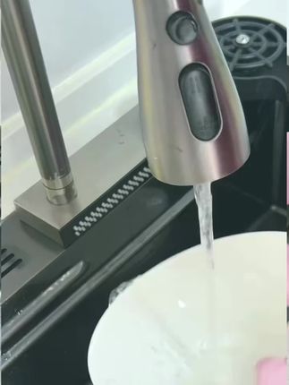 咱们下厨房洗菜刷碗一定要戴上手套,保护好咱们的双手,尤其马上过年大扫除一定要记得提前备上。#家务手套 #丁腈手套