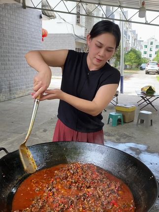 老骆家独有的辣子鸭口味，人生从来不会有不劳而获，你的时间在哪里你的收获就在哪里，不要羡慕别人拥有的一切，别人付出的努力和辛苦只有自己知道！#生活不会辜负每一个努力的人 #纯手工制作美食 #同城美食 #记录平凡生活 #无任何添加剂