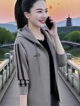 早春穿搭绝了!这件啄木鸟连帽卫衣外套我能穿到夏天! 谁懂啊!春秋穿卫衣外套真的太香了!这件啄木鸟新款太戳我,连帽设计显脸小,运动开衫版型超藏肉,搭牛仔裤、百褶裙都好看! 面料软乎乎不闷汗,早晚温差大时披一件刚好,配色还特别显白,通勤、遛弯、约会穿都洋气,妥妥的百搭王!早买早美,春天的第一件外套就选它!#春秋新款#简约大气#时尚百搭#休闲减龄@抖加🔥上热门🔥dou+🔥热点宝 @DOU+上热门 @上热门🔥🔥🔥