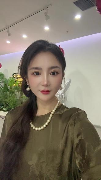 不必追古,却处处是古意;
不必逐流,却自带高级质感。
#女孩子要么美一点要么努力一点 #做精致的自己 #我的魅力不止一面 #高级的美一定是独立与优雅