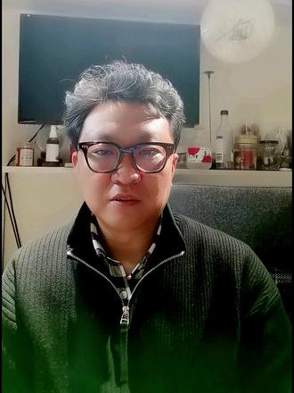 万物的骨架:10分钟看懂所有静物都能用方、圆、三角画出来 纵观美术史,所有大师的作品风格迥异,但他们都掌握着一个共通的、最底层的秘密——将复杂的世界,归纳为极致的简单。”这个秘密,就是几何归纳。它不是一种技巧,而是一种观看世界的方式。它告诉我们,纷繁复杂的视觉世界,本质上是由三种最基本的‘造型粒子’构成的。”“方形,代表稳定与体积;圆形,代表饱满与韵律;三角形,代表方向与支撑。”
“理解了这一点,你就掌握了‘造物’的语法。今天,我将用最原始的工具——一支铅笔,为你推演这套语法。我们将从零开始,让一个酒瓶、一个罐子,在这些基本形态的逻辑演变中,自然地‘生长’于纸面。”#画画 #手绘#素描底层逻辑#向往的生活游戏 #超能下蛋鸭