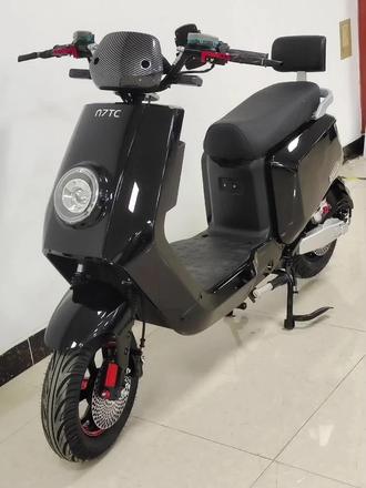 #上热门
新国标电动车被花式调侃,一胎坐在前,二胎抱中间,三胎车筐见,一个个改装设想也在蠢蠢欲动。最近围绕着新国标电动车的讨论热度持续不退,甚至衍生出了一股网络创作热潮。从一胎乘坐法到二胎三胎乘坐法,网友们用幽默的段子和AI生成的图片脑补出了各种令人啼笑皆非的出行场景。这些调侃的背后实际上反映了大家对新规在安全与实用之间如何更好平衡的关注,以及民间智慧对于出行方式改造的无穷想象力。新国标电动车,其核心出发点无疑是安全。然而,网友们的花式调侃并非全无道理。比如,对于一个需要接送多个孩子的家庭,或者需要携带一定工具、货物的从业者来说,严格限制的载人载物空间可能会给日常生活带来不小的困扰。一胎坐前面,二胎抱中间,三胎车框见这类网络热梗啊,虽然夸张,却尖锐地触及了部分家庭真实存在的出行痛点。更有趣的是,民间的智慧已经开始蠢蠢欲动,当标准化的产品无法满足个性化需求时,改装设想便应运而生。网络上已经能看到网友们大开脑洞的讨论,如何合法合规的增加一个稳固的儿童后座呢?如何设计可折叠、可拆卸的储物扩展平台呢?甚至有人认真研究起在符合规定框架内优化车辆结构以提升实用性的方案。这些设想一部分是出于对更便利生活的追求,另一部分也包含着对上有政策,下有对策的微妙博弈。这提醒我们,除了堵住安全隐患,或许也需要更积极的疏导,鼓励生产企业研发更多在安全前提下更具功能性的合规车型,从而引导市场向更安全也更实用的方向健康发展。