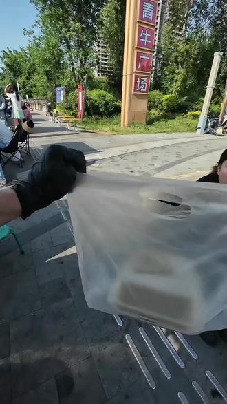 没有光鲜履历,没有背景撑腰,靠双手摆摊挣的每一分钱都滚烫。平凡的我们,本就该闪闪发光✨#热点话题#摆摊创业 #美食分享 #青年创作者成长计划
