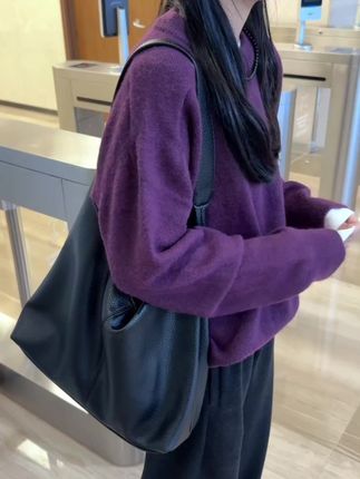 被这个紫色狠狠戳到了!!! 真的被这个紫色毛衣美呆了,颜色真的令人一眼心动哇 调了很多次颜色穿做出了的这种紫色 紫上身温柔慵懒,贼拉舒服贴身穿都不会扎的,基础版型不挑人,简单好穿!这个颜色也很显白也超适合秋冬穿#松弛慵懒感穿搭 #紫色系穿搭