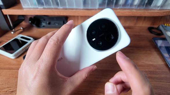 荣耀也能用上华为的一镜到底主题 #荣耀手机 #荣耀Magic8pro