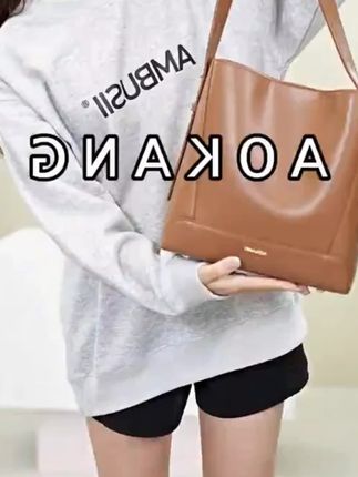 还在犹豫冬天背什么包包吗?来试试这款水桶包吧!牛皮高品质,时尚百搭#好物推荐🔥 #秋冬新款 #专柜品质 #高档大气上档次
