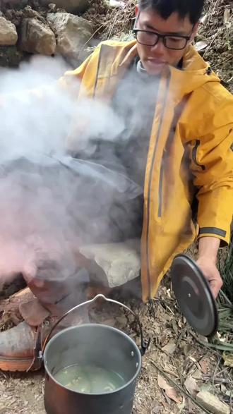 在饿人谷里吃好喝好的第一首富建哥,有鱼🐟有淀粉,有荤有素的,真的厉害👍