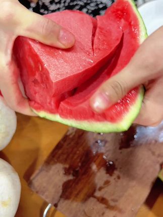 新鲜到货的甘美西瓜,皮绿瓤红,脆甜多汁!#甘美4k西瓜 #夏天的味道