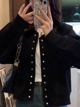 姐妹们快来试试这件棒球服外套吧,它是圆领的设计,而且还是短款的版型,穿上身很显瘦又好看,无论是搭配牛仔裤还是半身裙都很合适哦!喜欢的小姐姐赶紧点击下方链接购买吧!#跟抖音趋势榜学变美 #穿搭 #ootd穿搭 #高级感穿搭 #简约穿搭 @DOU+小助手