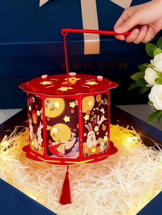 1. 宝妈们!中秋快到了,给娃选灯笼的看过来~这款兔子古风投影灯笼,还是手工DIY材料包! 2. 材料都配好,跟着做不难,娃自己动手拼好超有成就感!手提款出门赏月很方便,灯光一亮,墙上能投出好看的图案,古风感拉满~ 3. 颜值也在线,红扑扑的兔子造型,挂家里或出门都合适,中秋给娃安排上,仪式感这不就来了! #中秋节 #中秋节手工灯笼 #灯笼 #古风灯笼 #育儿经验分享