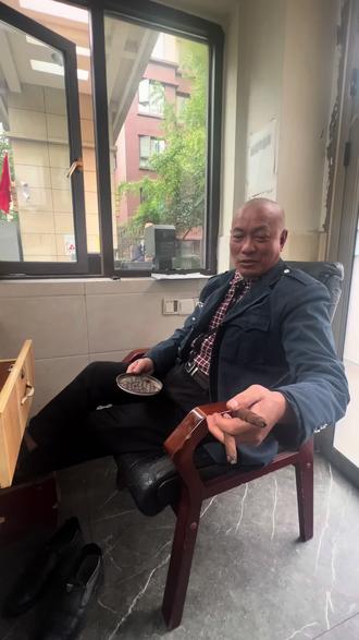 黑武器,抬不来吃😂#叶子烟 #搞笑 #体验