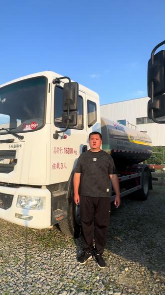 二手凯力风牌东风多利卡D9 12方洒水车,凯力标准化生产 湖北凯力23年7月出厂,仅行驶7400公里的12方洒水车,采用东风多利卡D9底盘,动力部分由玉柴165马力发动机和法士特小八档变速箱带高低档组成,3900mm轴距,9.00钢丝胎,带断气刹。上装12方罐体容积,湖北凯力第四代洒水车,采用标准化生产,维护保养更方便,漆面静电喷粉工艺不易脱落,罐体防腐防锈更耐用。60/90洒水泵强劲有力,洒水功能全部正常。年检、保险同步到26年6月份,有兴趣的老板欢迎留言。
#二手12方洒水车多少钱 #二手多利卡12方洒水车 #东风多利卡12方洒水车价格