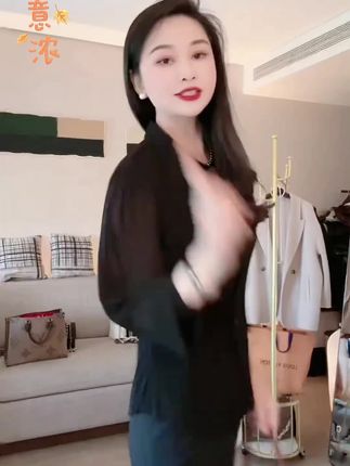 #chic拉满的流光运动风穿搭#早秋显身材平价上衣#秋日户外就穿琥珀系#和周也学秋日穿搭保暖造型 #通勤穿搭如何摆脱土气感@DOU+小助手 @巨量千川