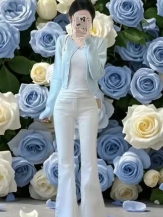 在蓝白玫瑰的花墙前,这套穿搭宛如从莫奈画里走出来的清新少女。无论是约会的甜蜜亮相,还是日常出街的随性搭配,都能让你在温柔与清新间无缝切换,用治愈系色彩诠释属于春日的灵动格调。
