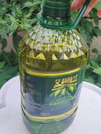 初榨橄榄油 天然营养 健康美味 滴滴清香 源自阳光果园的初榨橄榄油,以新鲜橄榄果冷压萃取而成,完整保留天然营养与醇厚果香。无论是低温烹饪、凉拌提鲜,还是淋洒面包,都能为料理注入地中海风情,让每一口都饱含自然纯粹的美味。#初榨橄榄油#橄榄油#橄榄油的营养价值 #初榨橄榄油