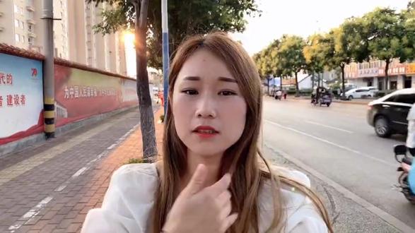 媳妇买了一身新衣服,一改往日的风格,打扮完变得还真有点漂亮了