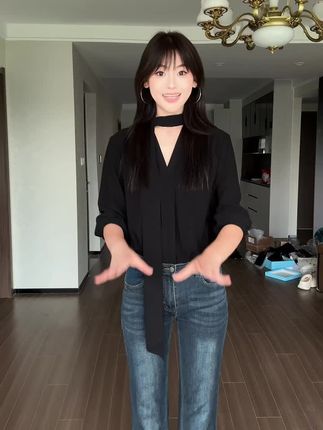 姐妹们千呼万唤的裤子来了 #修身微喇裤 #穿搭分享 #气质女人