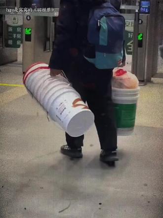 过年回家的火车站总会看到这么一群人......大包小包装的是生活的点点滴滴~#回家 #过年 #火车站 #生活 #歌曲回程票