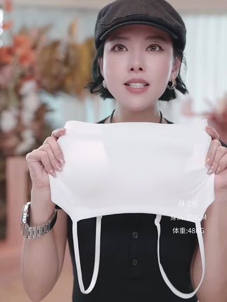 夏天到了,怎么能少得了这件防走光吊带小背心呢?穿上后不会觉得勒得慌,而且它是无痕的,不用担心会有尴尬的印子出现哦!#夏季穿搭 #好物推荐🔥 #女神必备单品 #吊带小背心