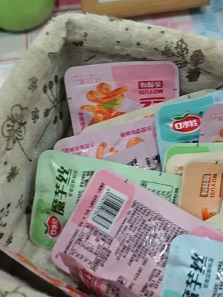 办公解馋就靠它!口水娃酸辣魔芋丝,Q弹魔芋裹着浓酸辣,嚼起来咯吱带劲,低卡无负担,一口就嚼出满足感