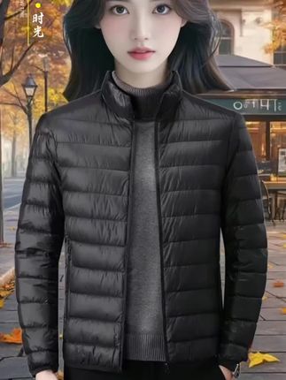 保罗男士轻薄棉服外套 这件连帽轻薄棉服也太懂秋冬了吧!立领设计防风又帅气,超大口袋实用满分,男女都能穿出慵懒感~ 早晚凉飕飕?它用轻盈保暖完美接招!搭配卫衣或连衣裙都超有范,闺蜜已经追着要链接✨ #秋冬穿搭 #情侣装搭配 #轻薄棉服 #温差穿搭