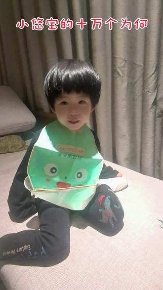 小悠宝的十万个为何 #也太可爱了吧 #好奇宝宝 #萌娃 #十万个为什么 #吃药 在中药的苦涩芬芳里
小脑袋转得像灵动的星芒
小悠宝嘟着小嘴发问忙
鼓浪屿的幻梦长啊
能不能邂逅台湾夕阳红的欢畅
那抹异域的夕阳
是否也在她想象里绽放金光
双层巴士多神气呀
为何司机不在高处领航
是怕云端风景让心迷航
还是低处视野更能把前路照亮
大海像蓝色的魔箱
为何不能纵身去它的怀抱流浪
是藏着神秘的怪兽
还是有未知的风浪在躲藏
喂药时光,像一场奇妙交响
小问题如音符叮叮当当
在爸比妈咪爱里碰撞
三岁的天空正晴朗
好奇是翅膀
互动的问答似星光
点亮成长的小巷
我们用心做她的避风港
呵护每一个为什么的光芒
让探究的火种
在岁月里永远滚烫