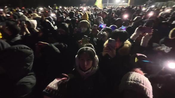 在英国留学跨年这一天#涯畔勇闯英国 #涯畔和她的好朋友们 @Agoni #青年创作者成长计划 #2026伦敦跨年烟花 我差点冷死了🥶#vlog十亿流量扶持计划