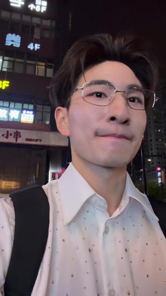 开播第二天 其实很累,但打开手机录视频一下子又来了精神。感觉现在的表达能力比两个月前进步了一些!明天不用起的太早,希望能好好睡一觉#日常唠嗑 #团播