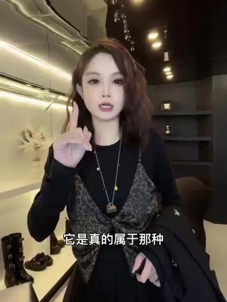 豹纹+纱裙=王炸组合!假两件上衣省去搭配烦恼,百褶长裙走路带风,早秋穿出又飒又美的层次感~这套直接照搬就对了!#早秋秀场抄作业告别路人感 #气质穿搭 #一衣多穿通勤版 #美出高级感的穿搭 #女生服装搭配