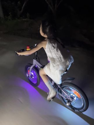被6岁女儿夜骑的氛围感帅到了!身高110骑16寸自行车简直太酷啦!#快乐骑行 #骑车兜风 #骑单车的女孩 #追风少年 #凤凰自行车
