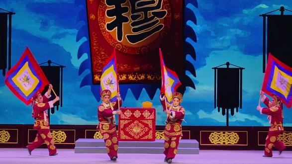 绛县豫剧团在蒲景苑周末百姓剧场精彩演绎-穆桂英挂帅-出征片段 山西省运城市绛县豫剧团在运城市蒲景苑周末百姓剧场里精彩演出《穆桂英挂帅》全本戏之出征精彩片段分享
总策划 杨鸿祥
导 演 张保军
音乐设计 谷占卿
舞台总监 邓永平
灯光音响 许凯
服 装 鲁长顺
道 具 王海宝
司 鼓 吴子浩
板 胡 单恒举
伴 奏 本团乐队
演 员 表
王淑端 饰 佘太君
邵桃云 饰 穆桂英
刘富安 饰 杨宗保
陈相立 饰 杨思乡
张东娟 饰 杨文广
刘双利 饰 杨金花
寇宝华 饰 王 子
吉俊锋 饰 寇 准
张保军 饰 王 强
张 浩 饰 王 伦
打一杆帅字旗
飘飘荡荡竖在
帅字旗竖在空
打一杆帅字旗
竖在了空
浑天侯挂了元戎
此一去我要把
那安王贼平
马到要成功
不枉我当年的老威名
回头来我观见了老爷面
不由得为妻我
想起了前情
你不是三战铜台的
杨宗宝
我不是大破天门的
穆氏桂英
此一番到在军阵以上
咱老夫老妻可要并马行
号角吹起我心头恨
我连把那
安王反贼骂几声
想当年我常打那
边关走
哪个闻名不心惊
这几年我未到那
边庭地
尔好比那砖头瓦块
都敢成了精
破天门一百单八阵
走马又捎带了洪州城
此一番到在辽东地
管叫尔不杀不战自收兵
我未曾兴兵先传令
马步将官你是听
此一番到在两军阵
努力前杀往前冲
那时候得胜回朝转
黎民百姓得安宁
沿途公买要公卖
你莫要扰乱好百姓
听我令必有赏
不听令插箭去游营
忙吩咐众三军老营动
穆桂英五十三岁
我又出征
出征
#豫剧经典名段 #绛县豫剧团 #穆桂英挂帅 #非遗文化 #地方戏曲文化