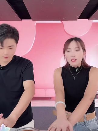 三妹爱吃的麻辣小镇蒜香味柠檬味脱骨鸡爪,真的太好吃了吧!它是那种很地道的川渝口味,吃起来麻麻辣辣的,特别过瘾,而且它的肉质非常q弹,吃着很有嚼劲,无论是追剧还是聚会的时候都适合吃它,喜欢的朋友千万不要错过了,快点击下方链接把它带走吧!#好物推荐🔥 #好吃不贵经济实惠 #强烈推荐 #美食 #上热门🔥