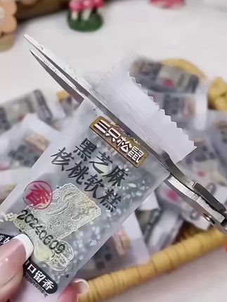 #dou上热门黑芝麻核桃糕#零食推荐 #超便宜超划算#dou上热门