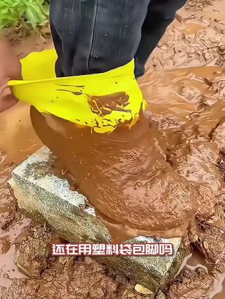 乳胶雨鞋套一「抢」就对了,防滑纹路牢牢抓地,加厚材质扛住积水,男女脚型都能套,出门再也不怕鞋遭殃~ # 防水鞋套 #防滑神器 #暴雨必备