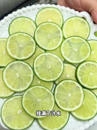 你真的可以永远相信都乐塔西提青柠檬,它比黄柠檬就更香,而且它没有籽,切了好多,个个都是这样的。皮很薄,汁水也很足,里面全是果肉。在家随时都能喝上一杯超新鲜的柠檬茶,#自制饮品 #柠檬水 #青柠檬 #夏日饮品