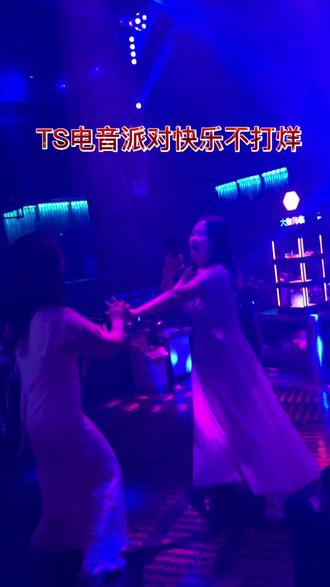 #酒搭子#酒搭子的氛围 #太嗨了 #热门 #社交快乐局 @DOU+小助手 @DOU+上热门