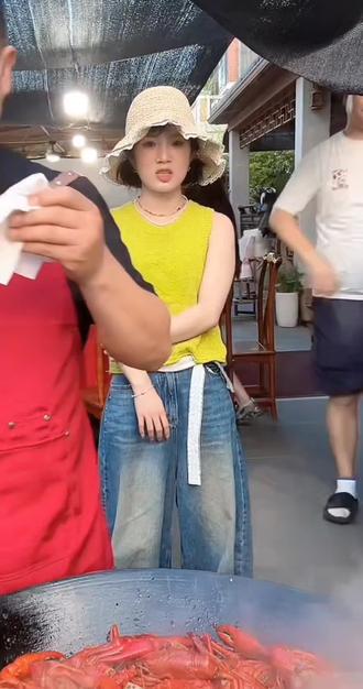 镜头前无话不说;现金中无话🉑说的瑶瑶🤣🤣🤣 #抓小龙虾 #无小龙虾不夏天 #瑶瑶直播录屏 #上热门🔥 @我们爱❤️瑶瑶 @❤️徐斌❤️瑶爸❤️