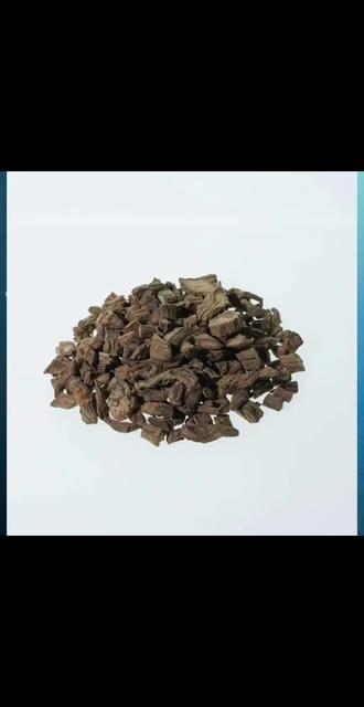 每天一味中药材,今天学习续断
续断
别名
南草,属折,川断,接骨,接骨草,龙豆
性味归经
苦,辛, 微温。归肝、肾经。
功效
补肝肾,强筋骨,续折伤,止崩漏。
主治
腰膝酸痛,本药能补肝肾、强筋骨,对于肝肾亏虚、腰膝酸软者,可与萆薢、杜仲、牛膝等补肝肾药物配伍煎服;
跌打损伤,对于跌打损伤,瘀血肿痛、筋伤骨折等伤科疾病,可与桃仁、穿山甲、苏木等活血化瘀药物配伍煎服;
崩漏,对于月经过多、乏力、腰膝酸软等肝肾亏虚者,可与黄芪、地榆、艾叶等配伍煎服;
胎动不安,本药有固本安胎之效,对于肝肾不足之胎漏下血、胎动不安者,可与桑寄生、阿胶等配伍煎服。
#郑州#宝华锦#鼻炎#中医#续断