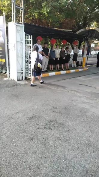 早晨上学,学生向老师打招呼的方式非常注重礼节和尊重,双手合十礼🙏鞠躬,老师也合十礼🙏回应,表示接受敬意 #学校日常