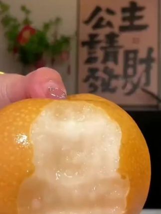 抓住秋月梨的尾巴!一口下去满口汁水!果肉细腻清甜爽口真的巨好吃!#秋月梨 #优质农产品 #梨