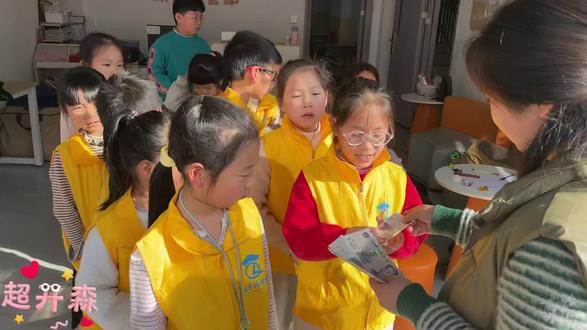 📷行走的课堂|一起“趣”赵一鸣
👀手牵着手开启快乐的购物体验
#旗乐托管寒假班