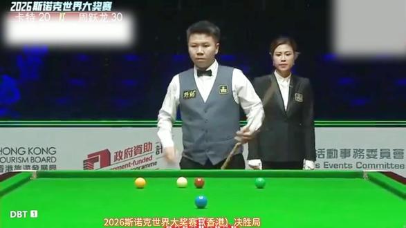 2026斯诺克世界大奖赛(香港)决胜局 阿里卡特-周跃龙 2月7日2026斯诺克世界大奖赛1/4决赛,中国选手周跃龙对阵阿里·卡特,
经过9局鏖战,周跃龙5-4战胜卡特,晋级四强。
祝贺周跃龙拿下了这场来之不易的胜利啊,5比4战胜卡特。
那这场比赛呢,有很多盘都是在拿下最后的几颗球,
或者最后单杆清台来拿下胜利的,很不容易
这样中国选手全部拿下前四名,冠亚军将在肖国栋、张安达、
赵心童、周跃龙四人中争夺,那么你们看好谁呢?留言告诉我