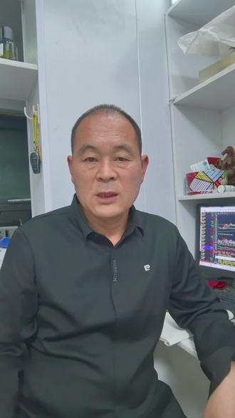 脑筋急转弯,一个人走在沙滩上,回头却看不到自己的脚印。为什么?#脑筋急转弯 #脑筋急转弯大挑战 #脑筋急转弯谜语大全 #脑筋急转弯开发孩子大脑 #脑筋急转弯测试