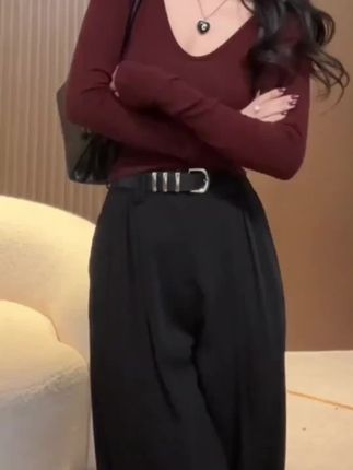 早秋新款~面料柔软舒适、显瘦百搭!微胖姐妹也可以试试! #辣妹穿搭 #正肩t恤 #遮肉显瘦 #谁穿谁好看#早秋穿搭
