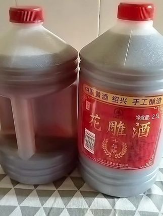 绍兴陈年花雕酒✨ 早起逛市集,撞见一位阿婆在选花雕料酒,一问才晓得是要给儿子做醉蟹。她捧着这5斤装的花雕料酒说,这酒够醇厚,蟹肉吸了酒香才够味。 想起自家厨房,它确实好用,蒸鱼时浇上点,鱼肉鲜嫩;炒菜时添点,香气满溢。传统工艺酿的酒,用着踏实,日常做菜有它,烟火日子里都多了份雅致🍶 #绍兴陈年花雕酒 #花雕酒 #绍兴花雕酒 #厨房好物 #好用不贵经济实惠