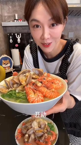 海南文昌特色糟粕醋,这是海南人隔三差五都要整一锅的糟粕醋火锅。海南人对糟粕醋的要求和挑剔程度非常高,坚持采用优质海南本土食材、传统工艺酿制。正宗海南风味,醋香、酸辣爽口,一瓶就是一锅汤底,加入自己喜欢的涮菜,那叫一个爽口#姜妍 #海南美食 #糟粕醋火锅 #我的厨房日记