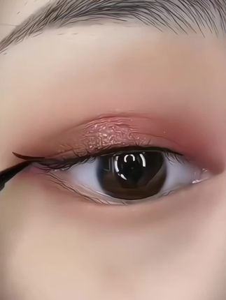 窝趣!不会画眼妆的姐妹看过来,这个眼线笔真的超级好用! 它的笔尖很细,轻轻一划就出水,而且还是速干型的, 不容易脱妆,新手也能轻松驾驭。真的是绝绝子!#雅邦眼线液#拯救手残党#平价彩妆#爱美妆爱生活