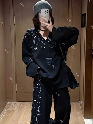 烫钻V领设计上衣裤子套装 #blingbling 的烫钻设计#微宽松版型 #气质搭配 #强烈推荐 #显瘦穿搭